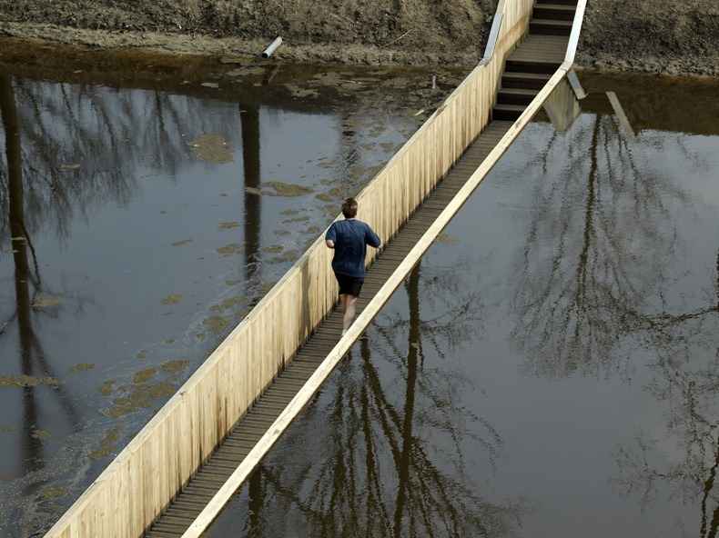 Мост ниже уровня воды