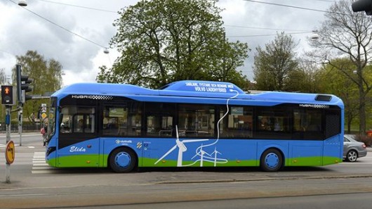 Электрический автобус, заряжающийся во время движения